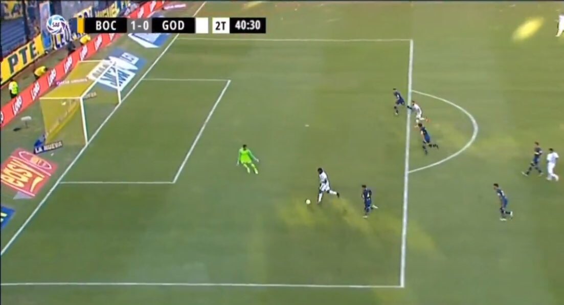 LucasBeltramo's tweet photo. La delgada línea entre un error milimétrico que privó a un equipo del empate y otro error milimétrico que privó a un equipo del empate. 

Ambos son milimétricos. Pero según el equipo beneficiado, se convierte en kilométrico. 

Sube el dólar.
Bajan las acciones de la AFA bostera. https://t.co/IPQmgoo6Zo