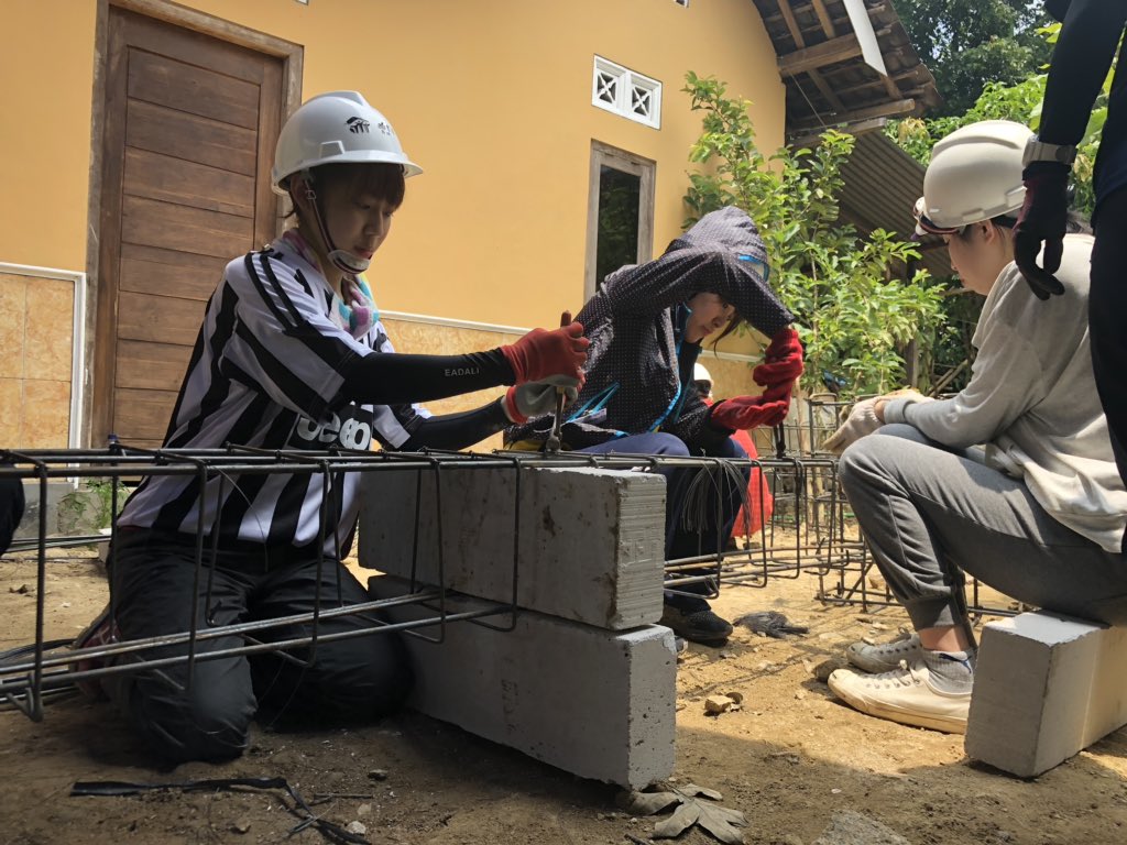 GvWillers's tweet photo. 【現地報告 0220】
午前中はコミュニティセンターを建て、午後はハビタットが支援してきた家のオーナーさんの元に訪問に行かさせて頂きました。その後MTGにて訪問した時に感じたことを共有しました!!

#Willers #SBB #インドネシア https://t.co/8Hfmu8tpKT
