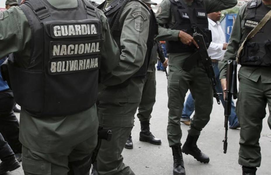 GNB detuvo autobús de parlamentarios en Tazón para revisarlo bit.ly/2GWfsKS