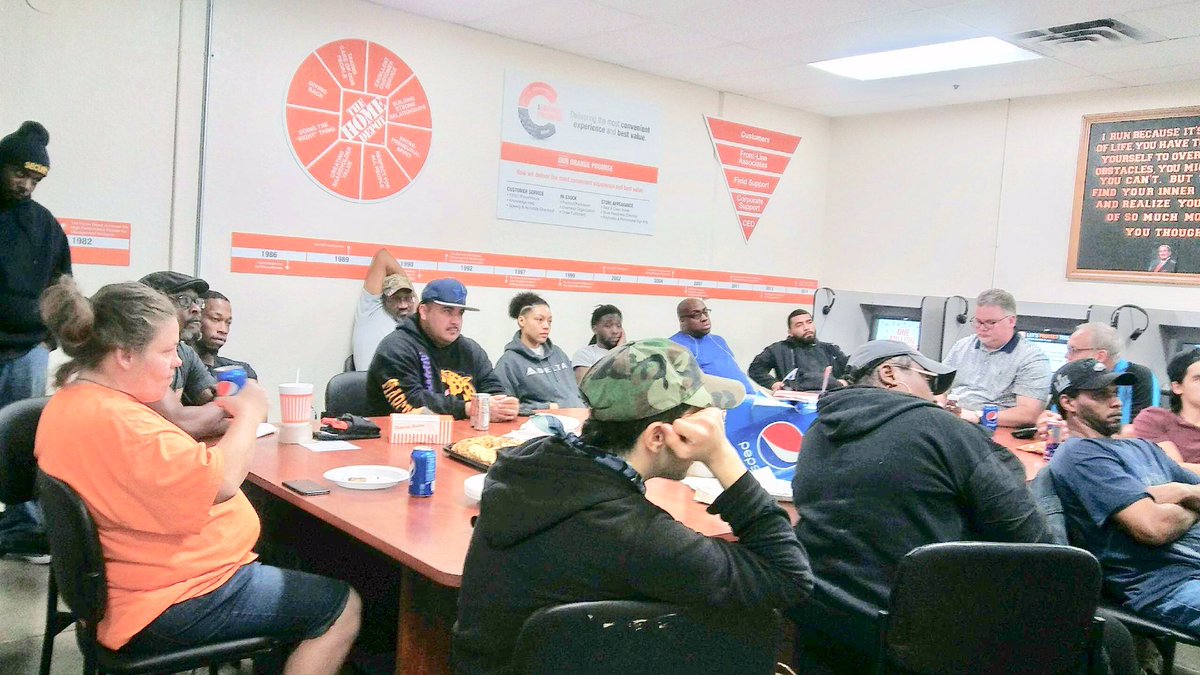 TekishaSmith's tweet photo. Last night, late night same page. We appreciate you Freight Team! @setser_scott @ScottLisa74146 @tori_bronson @shane_home @thd0529 @voa0529 @HomeDepotD151 https://t.co/OgBzKzcXjX