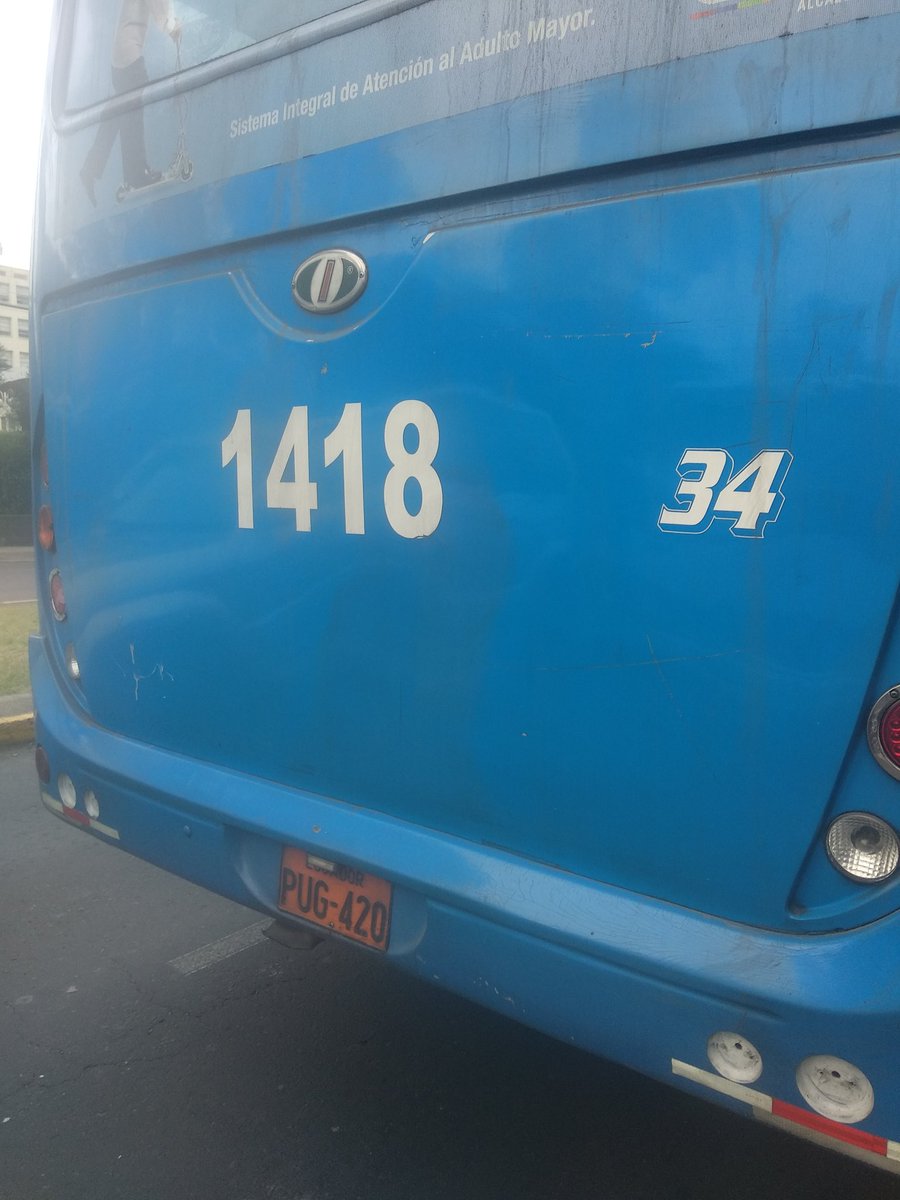 IndignAccion593's tweet photo. Por andar corriendo los buses ponen en riesgo de manera permanente a los usuarios obligandolos a bajarse en media vía @AMTQuito @Fisca_MTT https://t.co/7TBQkSZ1N6