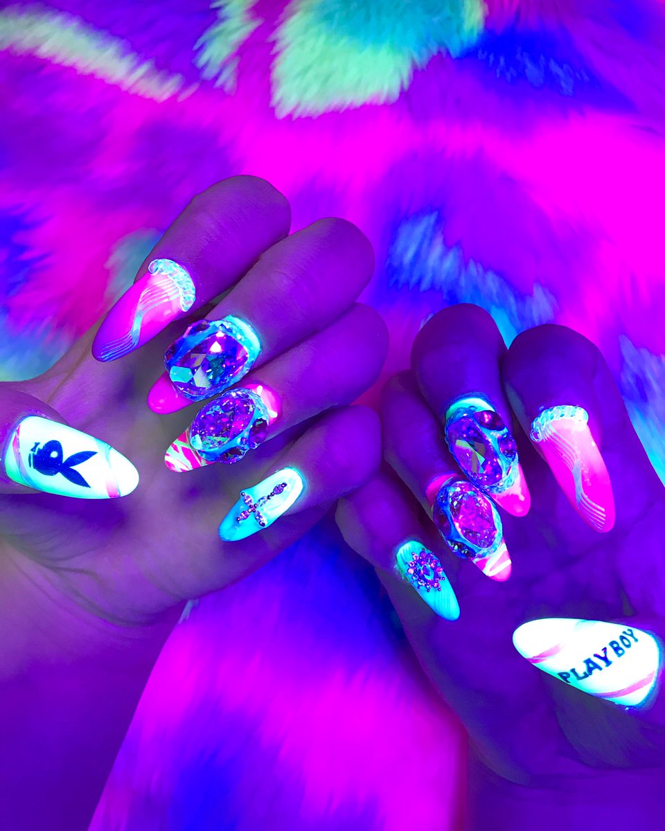 Ayane Twitter પર New My Nail 今回はplayboy 蛍光色大好きなので蛍光管満載です スワロは盛り盛りにしました Playboynails ネイル キラキラネイル キャラクターネイル キャラネイル Playboy 痛 ネイル スカルプネイル ネイルデザイン