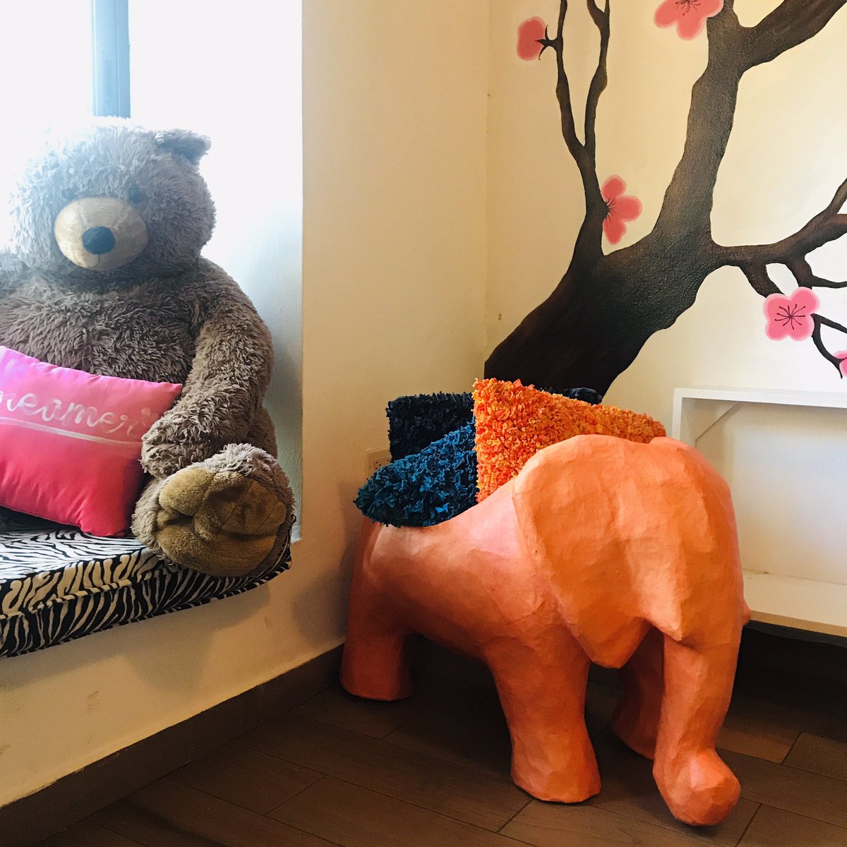 Caribbean_Craft's tweet photo. Check out our fabulous paper mâché elephant 🐘🧡 who’s just waiting for a new home. Interested buyers can DM us here. @PwojeLEVE @jdresse ✨ 📷 @nadiatodres #Haiti #CaribbeanCraft #elephant #fairtrade #handmade #papermache #homedecor https://t.co/SbJ8wEpvdp