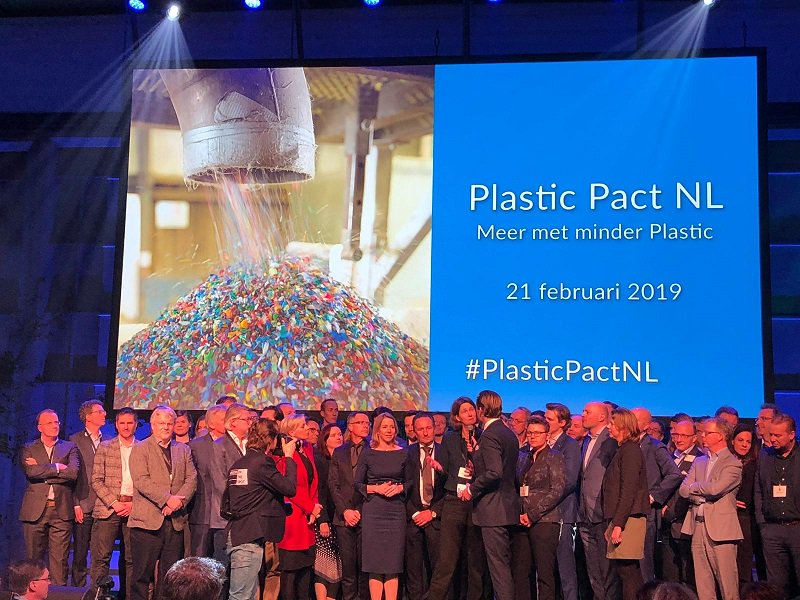 Nestlé heeft vandaag het #PlasticPactNL ondertekend. Samen met meer dan 70 andere partijen spreken we af meer plastic te hergebruiken, al het nieuwe plastic voor 100 procent recyclebaar te laten zijn en onderzoek te doen naar alternatieven. #conferentieCE @minienw @svveldhoven