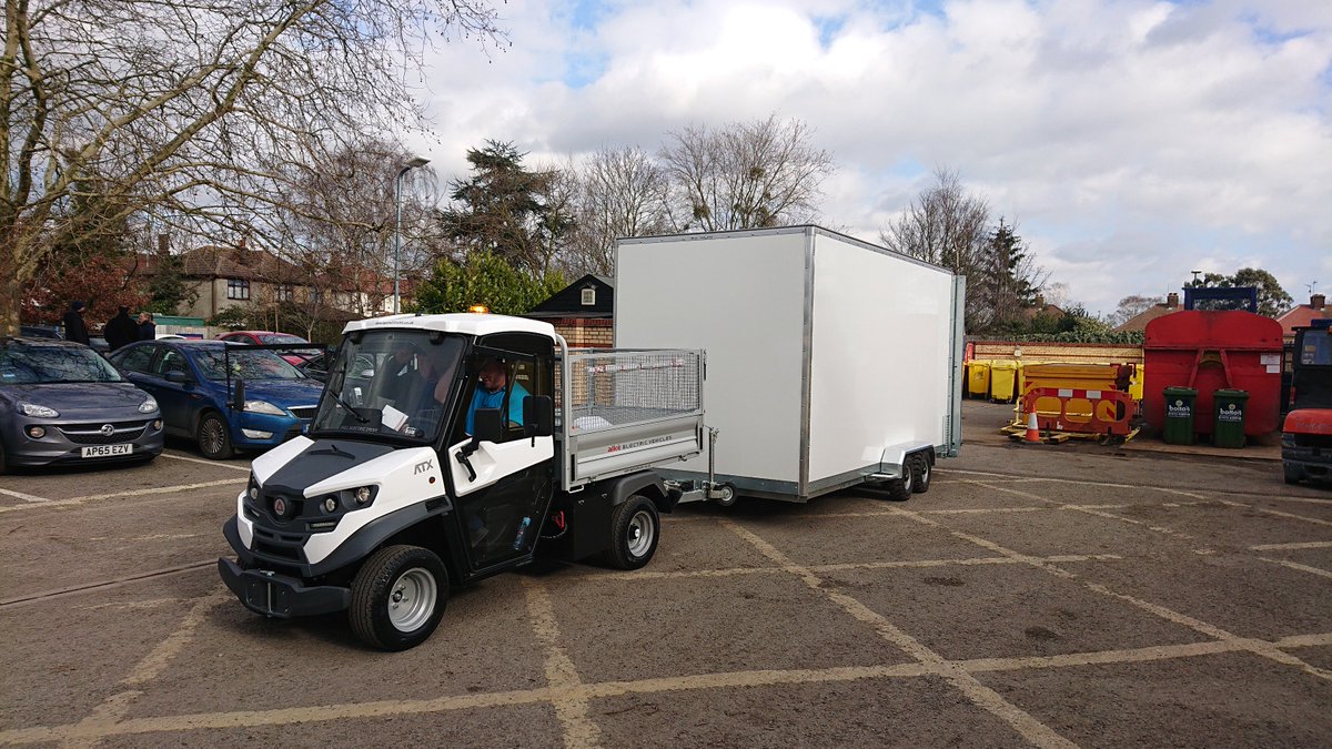 ALKE ATX340EH (4500kg towing capacity) with a custom built trailer supplied to a hospital in Suffolk. This trailer has been designed with a low deck height to aid easy loading of 1100 litre bins. #elecricvehicle #hospital #ev #ePowerTrucks

epowertrucks.co.uk/portfolio-item…