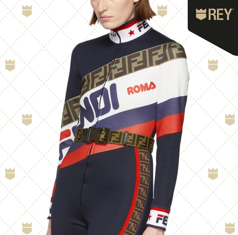 zipperREY's tweet photo. Un rasgo característico de la moda de los 80 y 90 fueron los logos XL. La logomanía retorna con fuerza.

#ModaRey #ReyDetallesQueInspiran https://t.co/YtZXkI2RXs