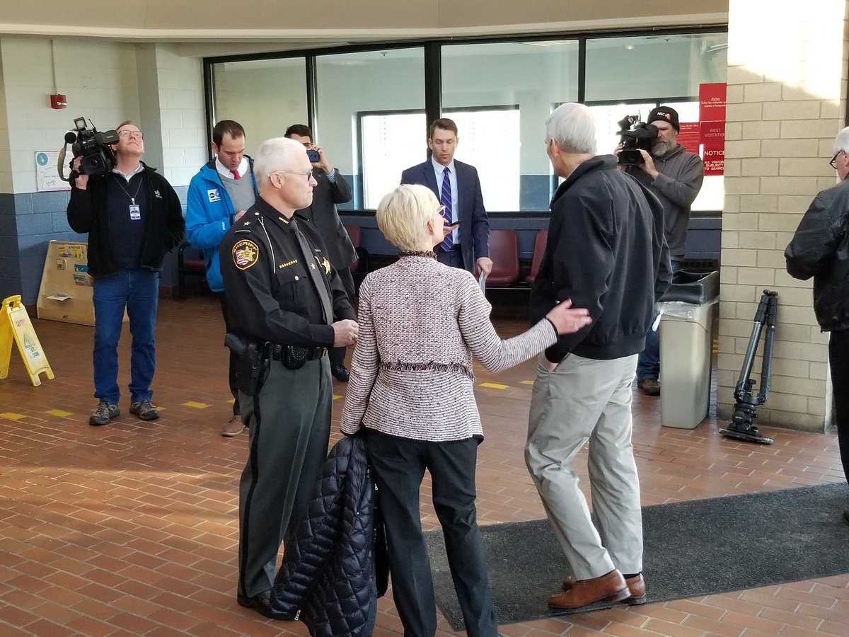 FranklinCoOhio's tweet photo. Commissioner Marilyn Brown and Sheriff Baldwin welcome @senrobportman to the Franklin County jail to meet with participants in Pathways Achieving Recovery by Choice Program. #EveryResidentEveryDay #SecondChances https://t.co/UdoAvoapM3