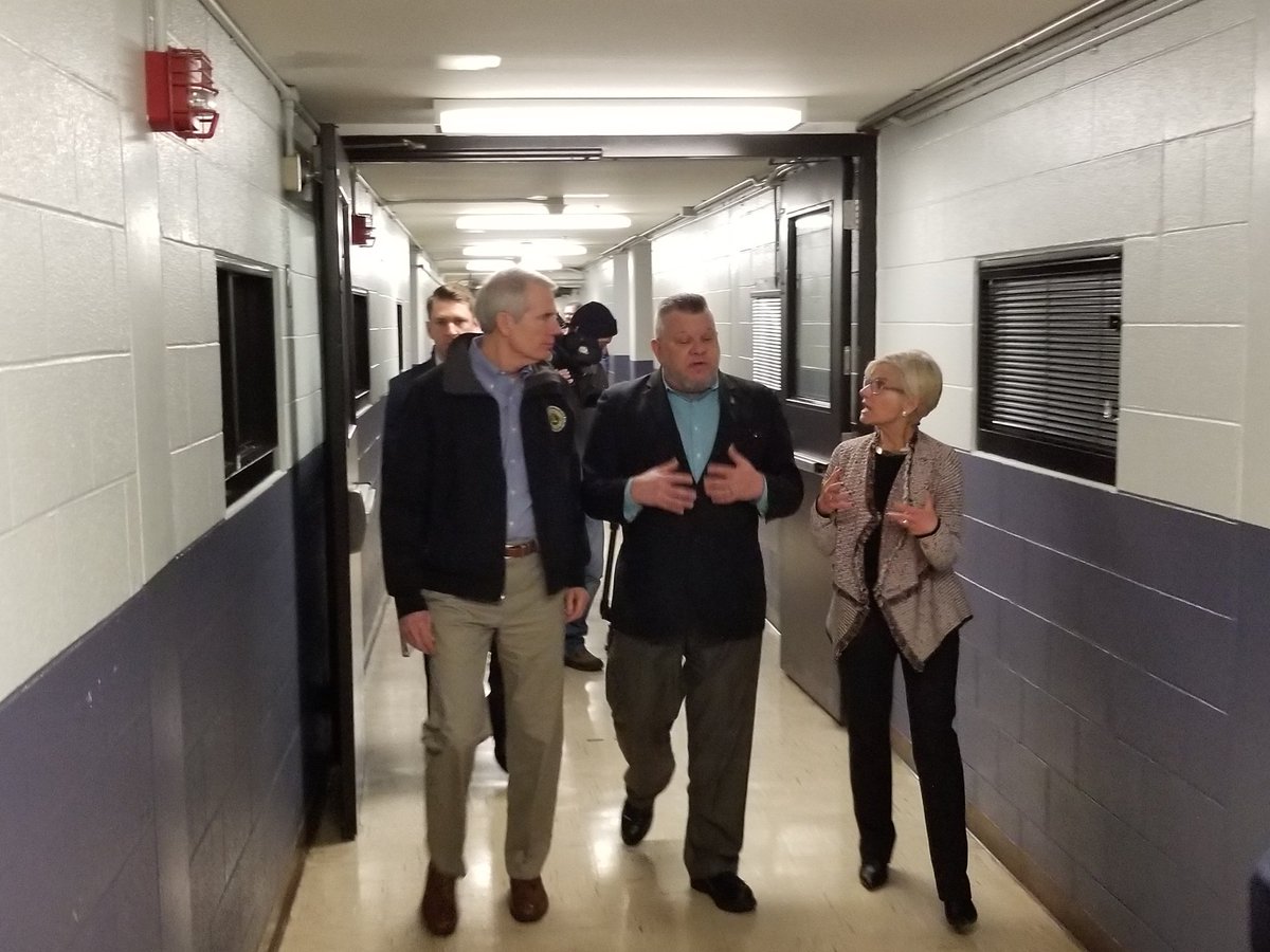 FranklinCoOhio's tweet photo. Commissioner Marilyn Brown and Sheriff Baldwin welcome @senrobportman to the Franklin County jail to meet with participants in Pathways Achieving Recovery by Choice Program. #EveryResidentEveryDay #SecondChances https://t.co/UdoAvoapM3