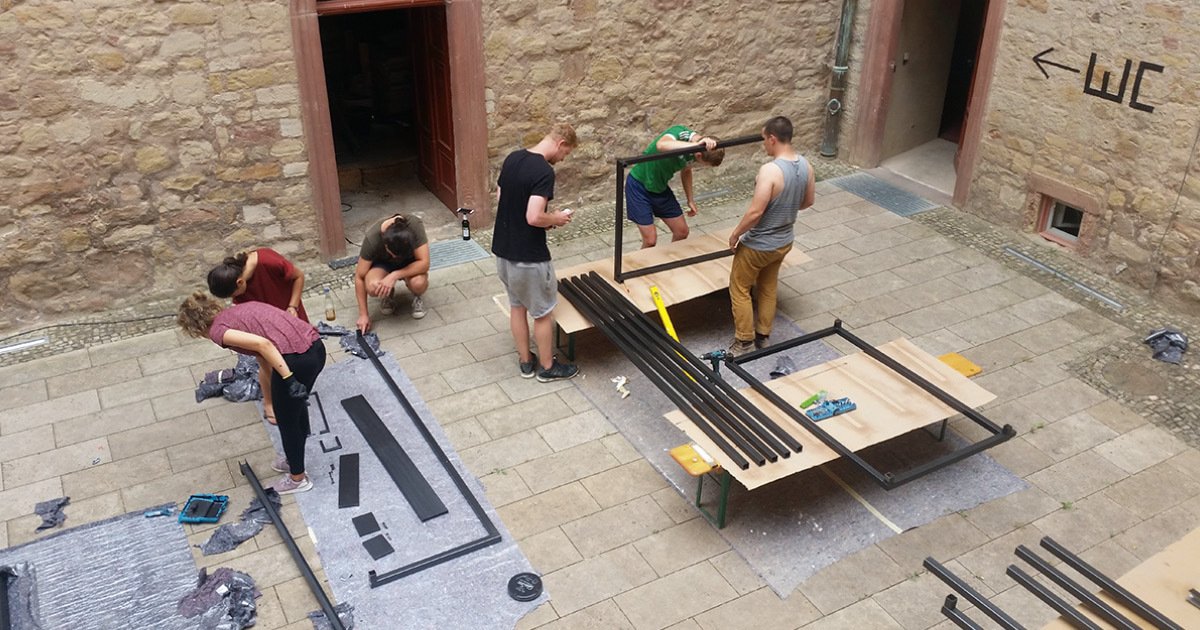 Brillux's tweet image. Sie schleppten, schwitzten, hämmerten und malten. Sie schliefen wochenlang auf Pritschen im Gemeinschaftsschlafsaal. Die angehenden Architekten der @[FH_Erfurt] erweckten das Schloss Wiehe in Thüringen zu neuem Leben: brillux.de/unternehmen/bl…
#mehralsFarbe
#landLAB
#FH_Erfurt