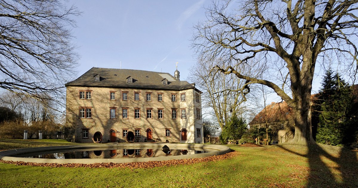 Brillux's tweet image. Sie schleppten, schwitzten, hämmerten und malten. Sie schliefen wochenlang auf Pritschen im Gemeinschaftsschlafsaal. Die angehenden Architekten der @[FH_Erfurt] erweckten das Schloss Wiehe in Thüringen zu neuem Leben: brillux.de/unternehmen/bl…
#mehralsFarbe
#landLAB
#FH_Erfurt