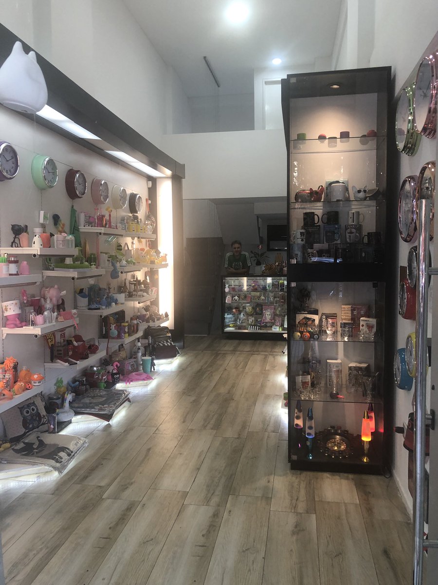 danielavramos's tweet photo. Este es el flamante local de @regalosdistinto, atendido por su dueño Mauro, vecino de Caseros. 👏🏻👏🏻👏🏻Una linda y original iniciativa que se suma al #CentroComercialCaseros. 🎉🎊 #compráen3F @Municipalidad3F @dievalen https://t.co/bBeHDrQ8BJ