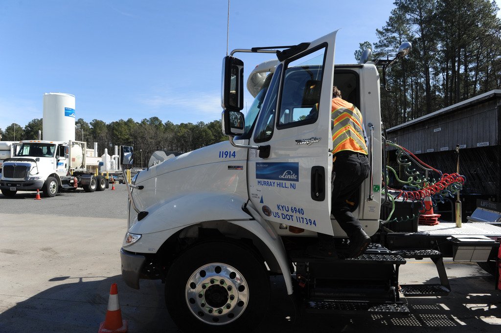 Want to be a part of steering the change in supply chain services? Our operational staff, fillers &amp; drivers are quite often the face of the company—interacting with customers on a daily basis! Does this sound like the fit for you? Learn more: hubs.ly/H0gJMhG0