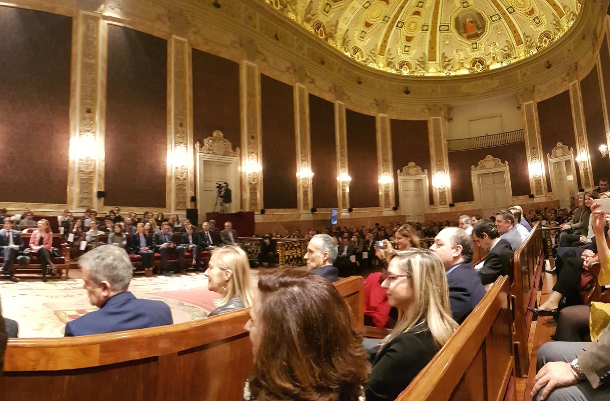 Juliovet_UCM's tweet image. Impresionantes los @GoldenAppleQ1 amenizando el acto de reconocimiento a los profesores/as mejor valorados en #encuesta  #Docentia en @unicomplutense 😊 #excelencia #VidaUCM #UCM