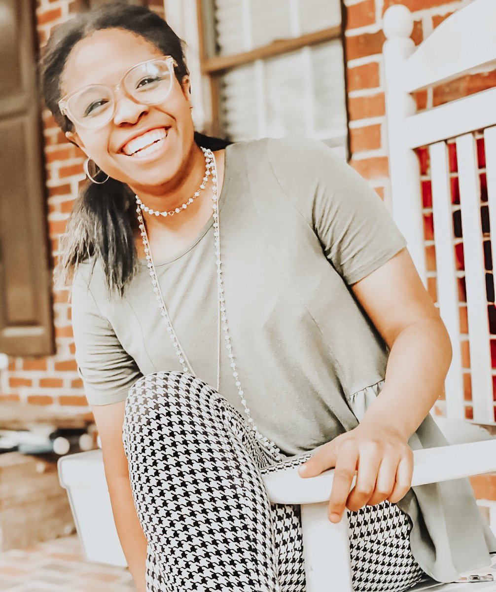 phimushorter's tweet photo. smiling this big bc tomorrow is FriYay 🤪 https://t.co/fvKzLNh8Cp