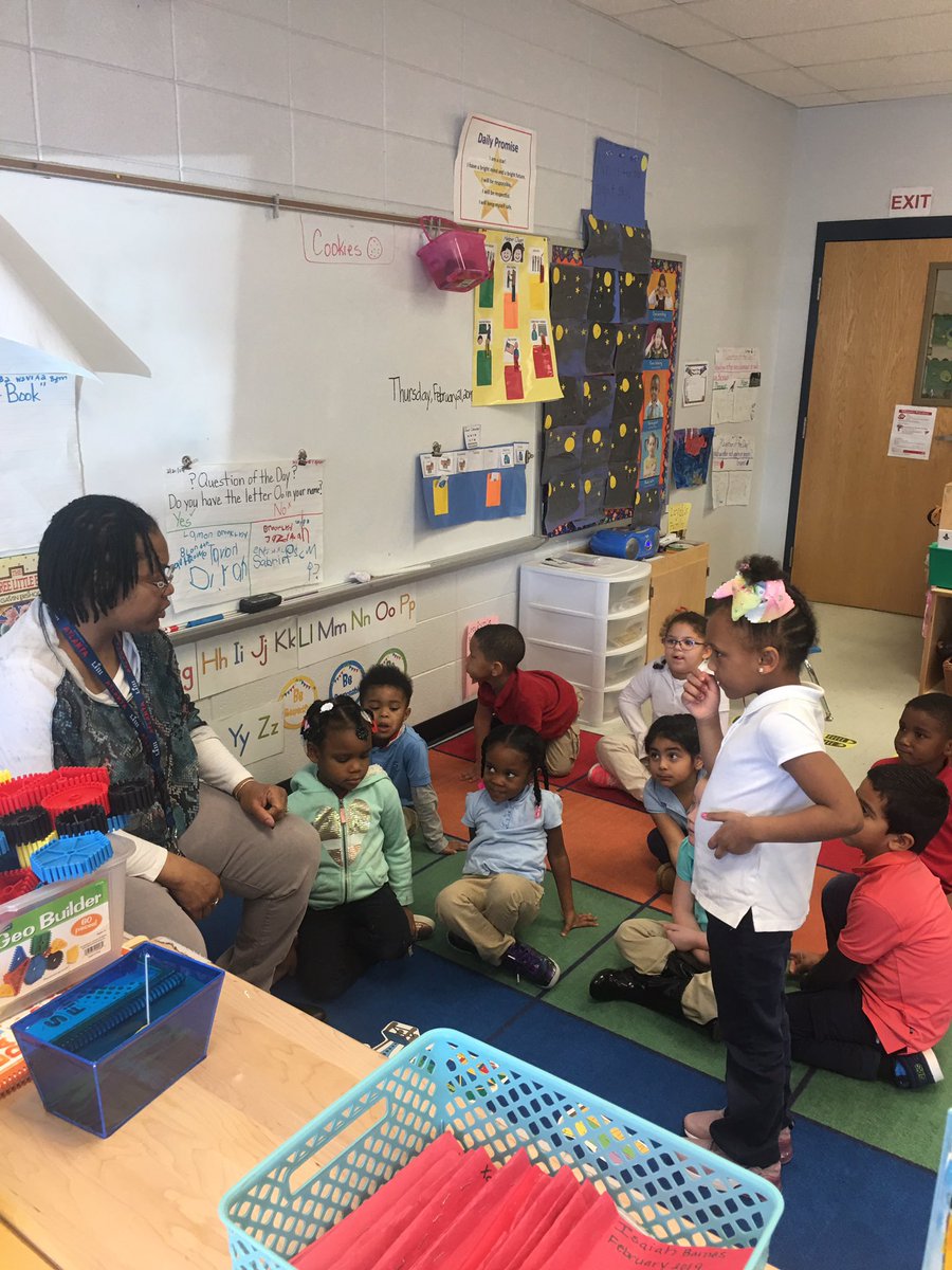 Mrs_Matney's tweet photo. Mrs. Matney’s and Ms. Michelle’s class practicing retelling a story by acting out “Goldilocks and the Three Bears!” @EarlyMcferran @JCPSEARLY@mrsmurrell1 https://t.co/F0ZlFNsiqX