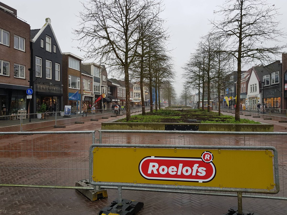 Herinrichting stadscentrum #Hoogeveen, dag 4: Het opruimen van het projectgebied verloopt voorspoedig. Vandaag is het verwijderen en markeren van het groen afgemaakt.
#BestemmingBinnenstad
