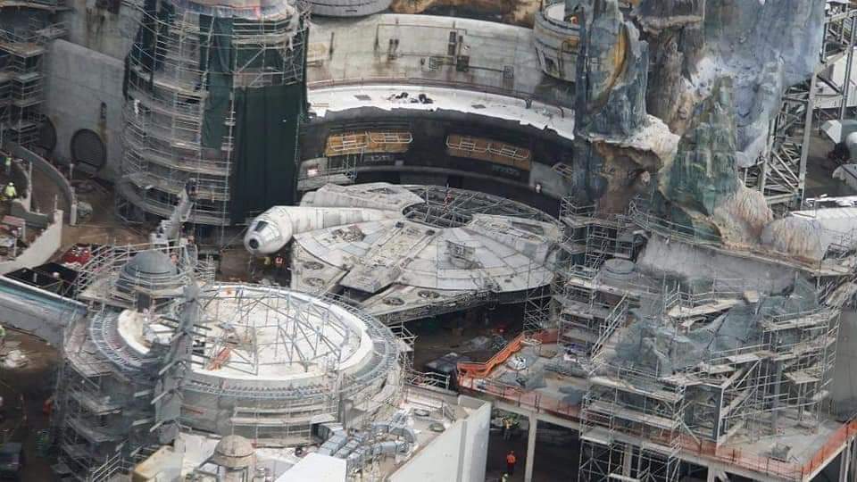 legion501's tweet photo. Imágenes aéreas de la construcción del parque Star Wars de Disney's Hollywood Studios en Orlando.
¡¿Quién está como loco por poder ir ya?!😱
#501stLegion #SpanishGarrison #BadGuysDoingGood #StarWars https://t.co/PFbtL80zqM