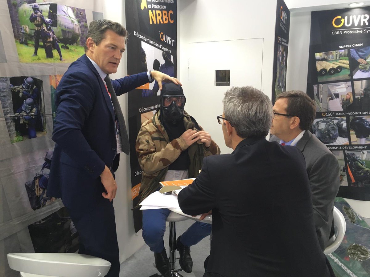 #IDEX2019 dernier jour. Interview donnée à la ⁦<a href="/BBCWorld/">BBC News (World)</a>⁩. Passage de nos députés ⁦<a href="/jjbridey94260/">Jean-Jacques Bridey #Vacciné</a>⁩ et ⁦<a href="/PatriceVerchere/">Patrice VERCHERE</a>⁩ et ⁦<a href="/XavierBatut/">Xavier Batut</a>⁩ . Essais de la cagoule #NRBC #FTC avec les Emiratis