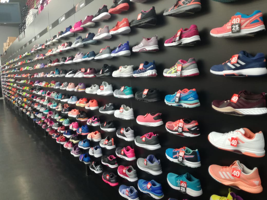OutletGDL's tweet photo. ¿Ya sabes cuál te vas a llevar? Ven a @DeportesMarti #OutletGDL y llévate ropa y calzado con hasta 40% de descuento + 25% adicional.

Promoción válida hasta el 20 de febrero. https://t.co/EJVXBCfMZd