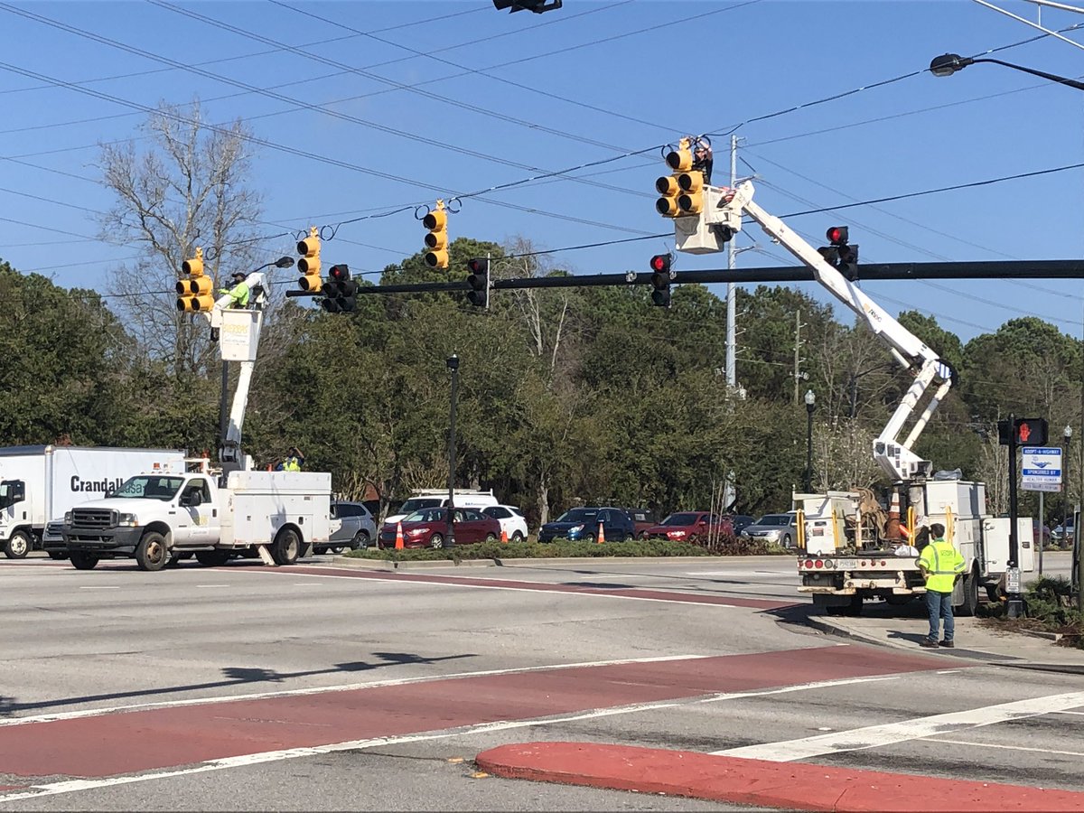 Traffic light replacement and mast arm installation almost complete at Johnnie Dodds Blvd and Shelmore Blvd.  @MtPleasantPS working hard to get it done.  @FOX24Charleston @MtPleasantGov #chsnews #tompsc #mtpsctrfc