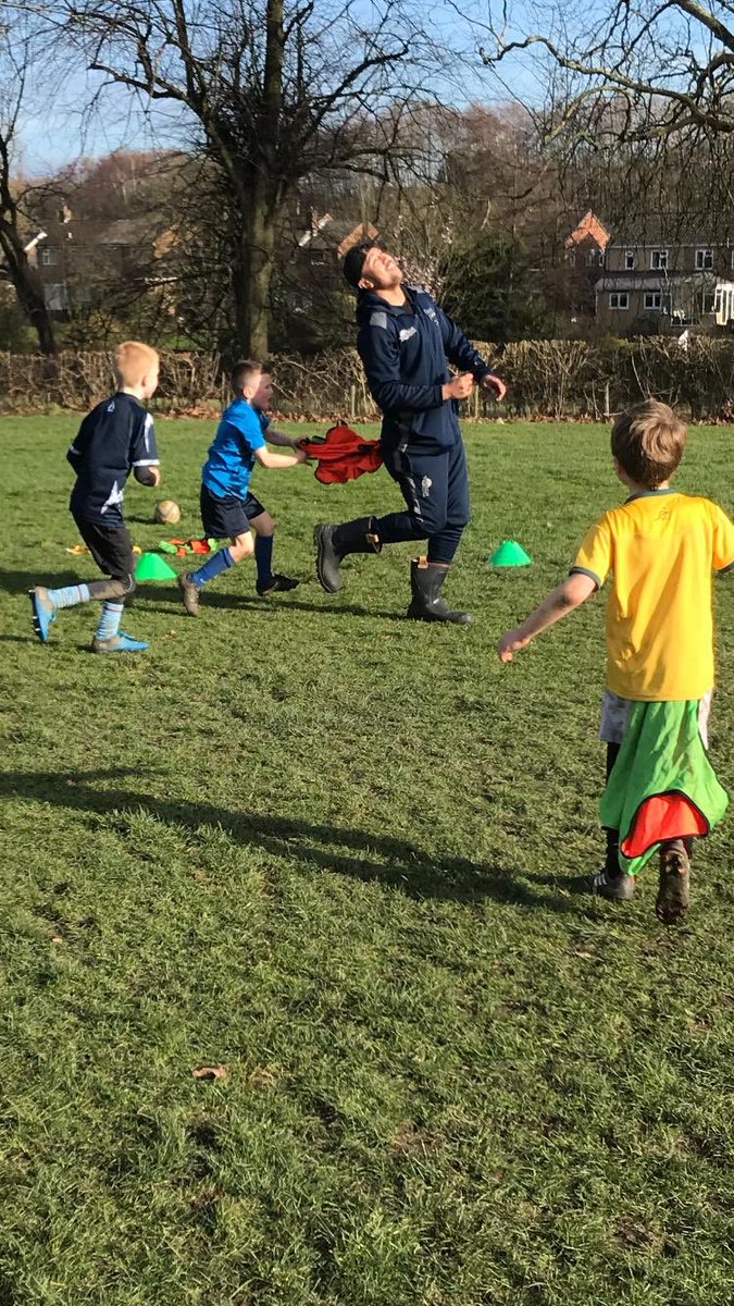 SaleSharksFdn's tweet photo. .@WarringtonRUFC camp attendees were treated to a coaching session and a Q&A session with @DennySolomona this afternoon!
#BestTeamMate #DevelopingTheSharksDNA https://t.co/iop08rpXXs