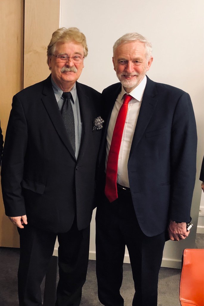 Brok trifft Corbyn
Der britische Oppositionsführer Jeremy Corbyn hat heute in einem Gespräch u.a. mit Elmar Brok, Brexit-Beauftragter des EP und der EVP gesagt, dass er in der nächsten Woche im Unterhaus eine Resolution für eine Zollunion zwischen EU und UK einbringen werde.