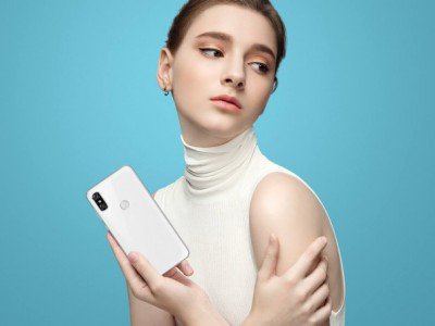 Master_G_S_M's tweet photo. Motorola P30 — первый эксперимент Lenovo с «чёлкой» https://t.co/wzLhdK3O7w