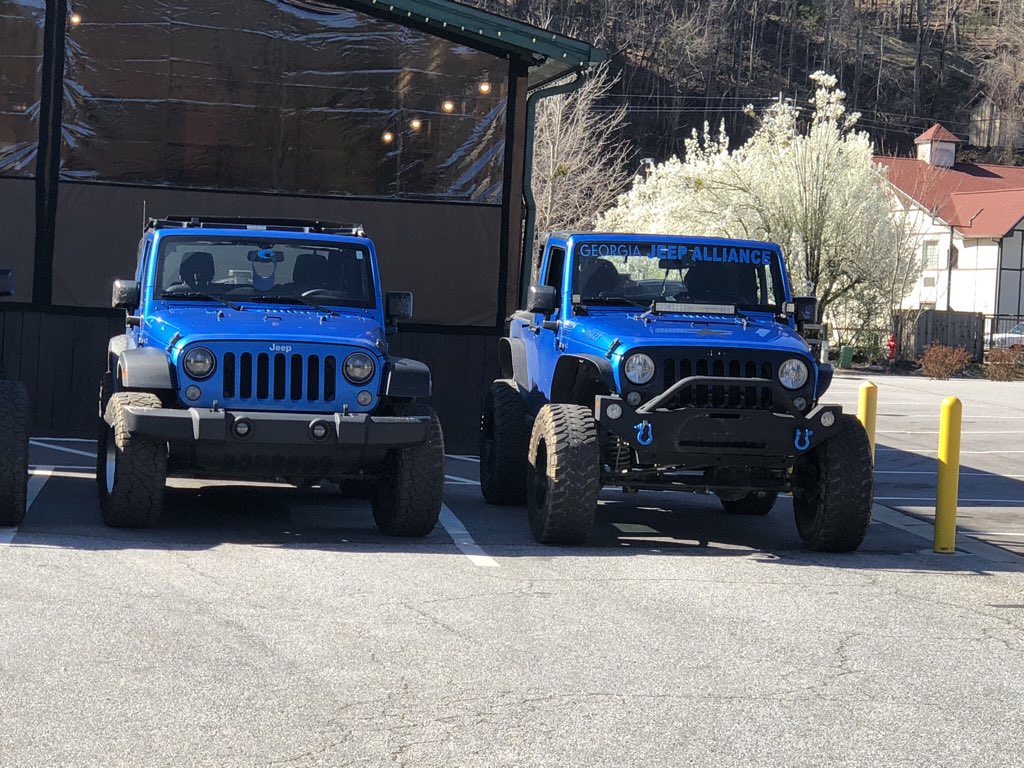 flexjeeps's tweet photo. His and Her jeeps😍 A true goal in life!
📸:Tracie @tla852 https://t.co/ysRfROjWo7