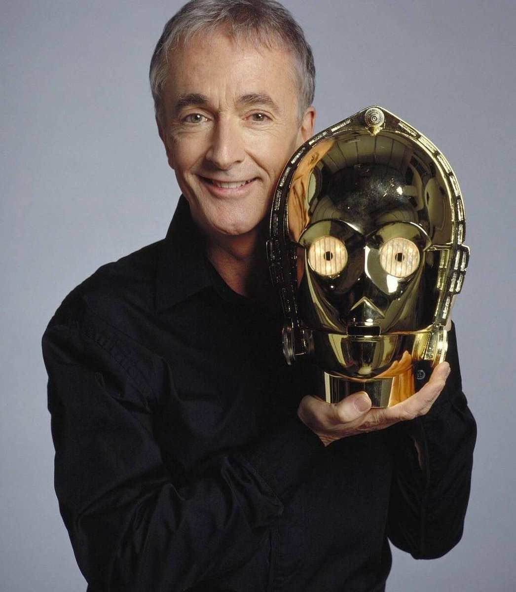 C3po актер. C3po актер. Энтони дэниелс в костюме c3po. Энтони дэниелс в костюме c3po. C3po и энакин.