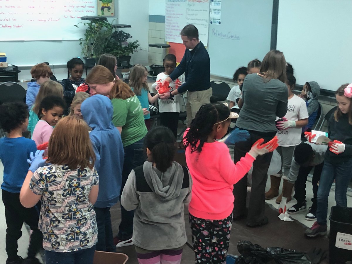 RSDlearning's tweet image. Ritenour Students sort trash at the Gifted Center as they begin to study sustainability issues. #ritenourexcellence ⁦@RitenourSchools⁩ ⁦@drchriskilbride⁩ ⁦@michaeldragoni⁩