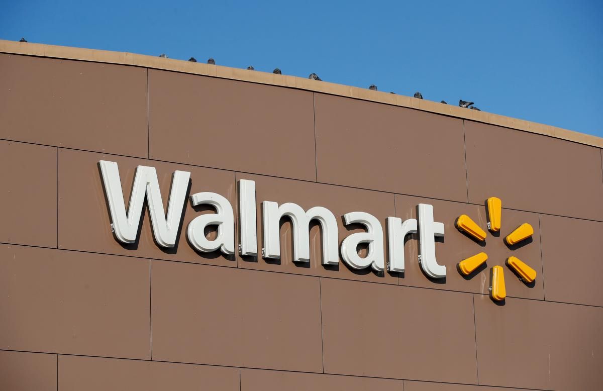 BDC_US's tweet photo. [#RETAIL] @Walmart's online sales jumped 43% in the quarter helped in particular by the expansion of Walmart’s online grocery #pickup program to more than 2,100 stores by year end. 

https://t.co/EExFH9j2v4 https://t.co/CheFljRtz8