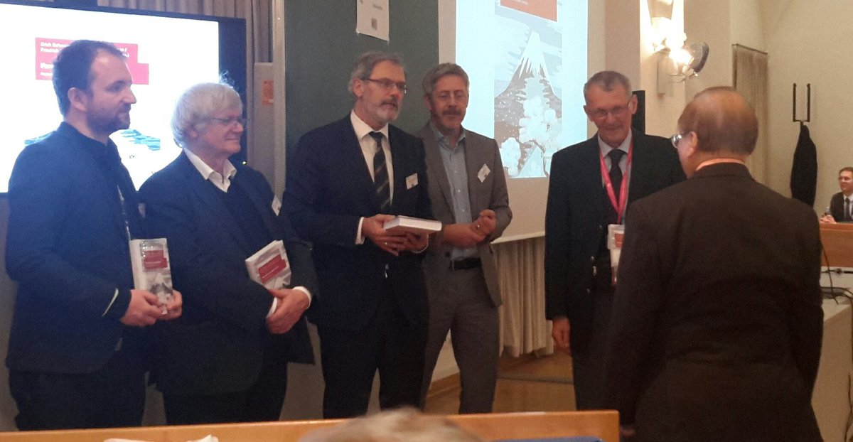 cwachter57's tweet image. Überreichung der Festschrift „Formalisierung der Jurisprudenz“  an Prof. Hajime Yoshino #iris2019 #Legal #logic @Weblaw