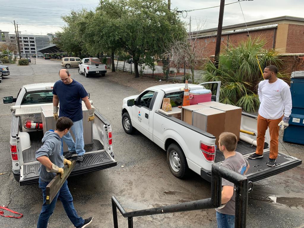 GeorgiaPower's tweet image. The Savannah chapter of Citizens of Georgia Power recently purchased new furniture for Union Mission, a shelter for women and children. Volunteers removed old furniture to create a more modern, comfortable living space. #WeHelpBecauseItsHome #GAPowerfulService
