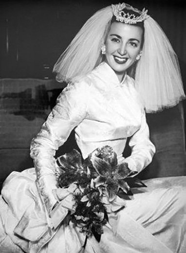 Le Vintagerie Wedding by Esterita di Cesare.
1950s. Veils were unmissable, a real must-have for the bride. They usually were attached to a flowery headpieceor a crystals tiara, or even a pillbox, usually made of satin.
Keep reading on: 
fairytalewedsmagazine.com
#vintage #weddings