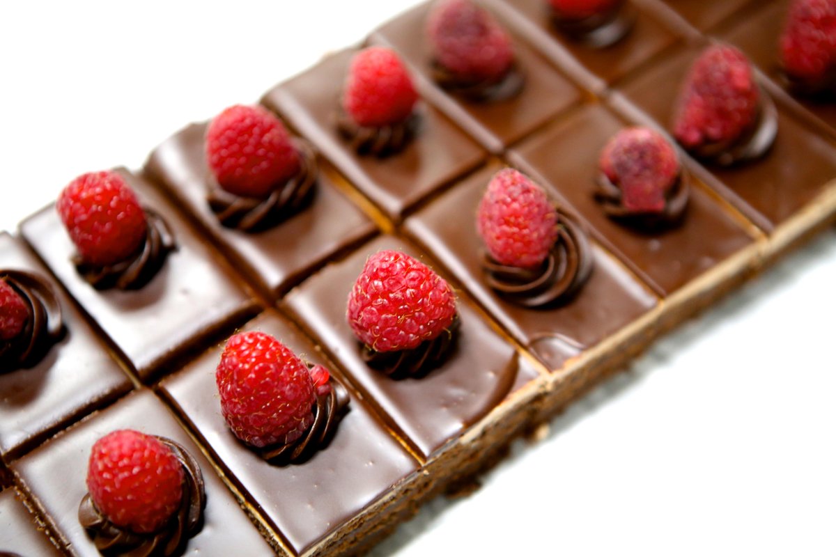 SofitelPhilly's tweet photo. End your week on a sweet note. Come by #ChezCollette and enjoy one of the delectable winter treats from our pastry chef: https://t.co/zqwUxfHfGn
#SofitelWorld #Philly #Philadelphia #luxurytravel #luxurylifestyle #food #foodie #summer https://t.co/kKurdE2xql