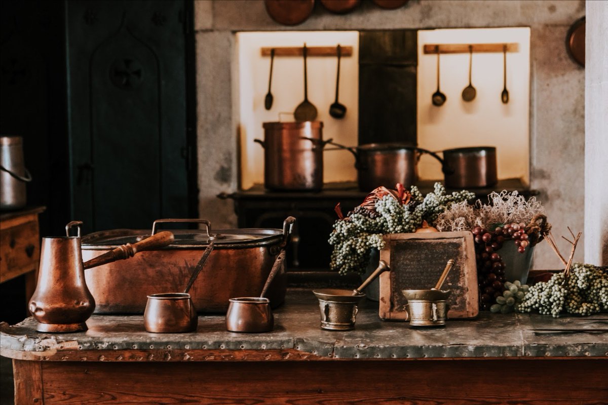 MySoPlus's tweet photo. #TBT Un peu de nostalgie... Retrouvez les vieilles casseroles en cuivre de vos grands-parents. En plus de vous être utiles, elles sont un atout déco vintage indéniable et apportent chaleur et bonne humeur ! https://t.co/YNr9RKk78w