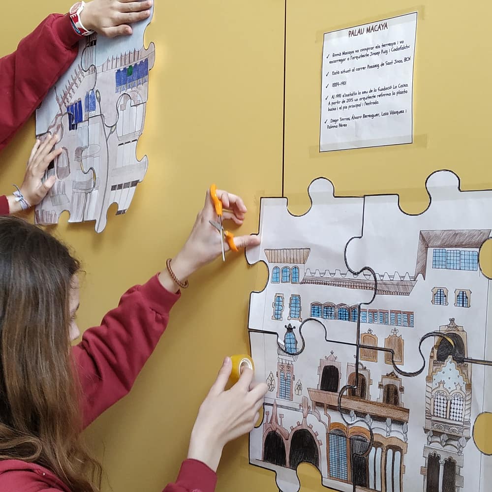 PadreDamianSSCC's tweet photo. Entre els alumnes de #1resopd i #2nesopd ja gairebé s'ha enllestit la part modernista del nostre museu d'art🎨🖼️🖌️! Esperem que demà a la tarda gaudiu molt de les nostres obres! #setmanadelart19pd #semanadelarte19pd #artweek19pd #projectedamga #lesombresdegaudi https://t.co/ckQexLoqDX