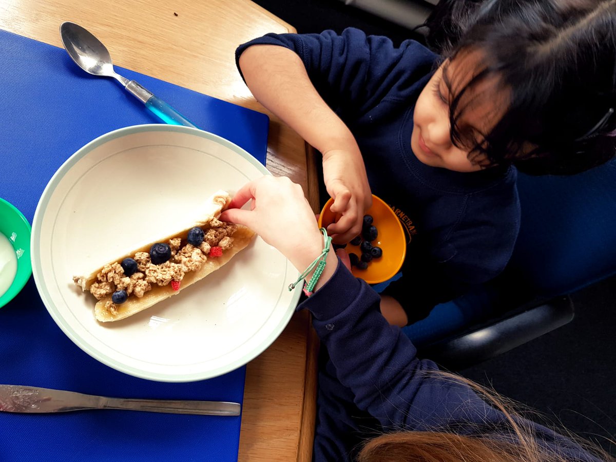 GarnetbankPS's tweet photo. Our kids cook club continues to provide our children with engaging interdisciplinary learning experiences. Today, the kids cook team were the teachers and helped a p1 group get cooking! #heqlth&wellbeing #pef #lovelearning! https://t.co/QapPNbFsBc