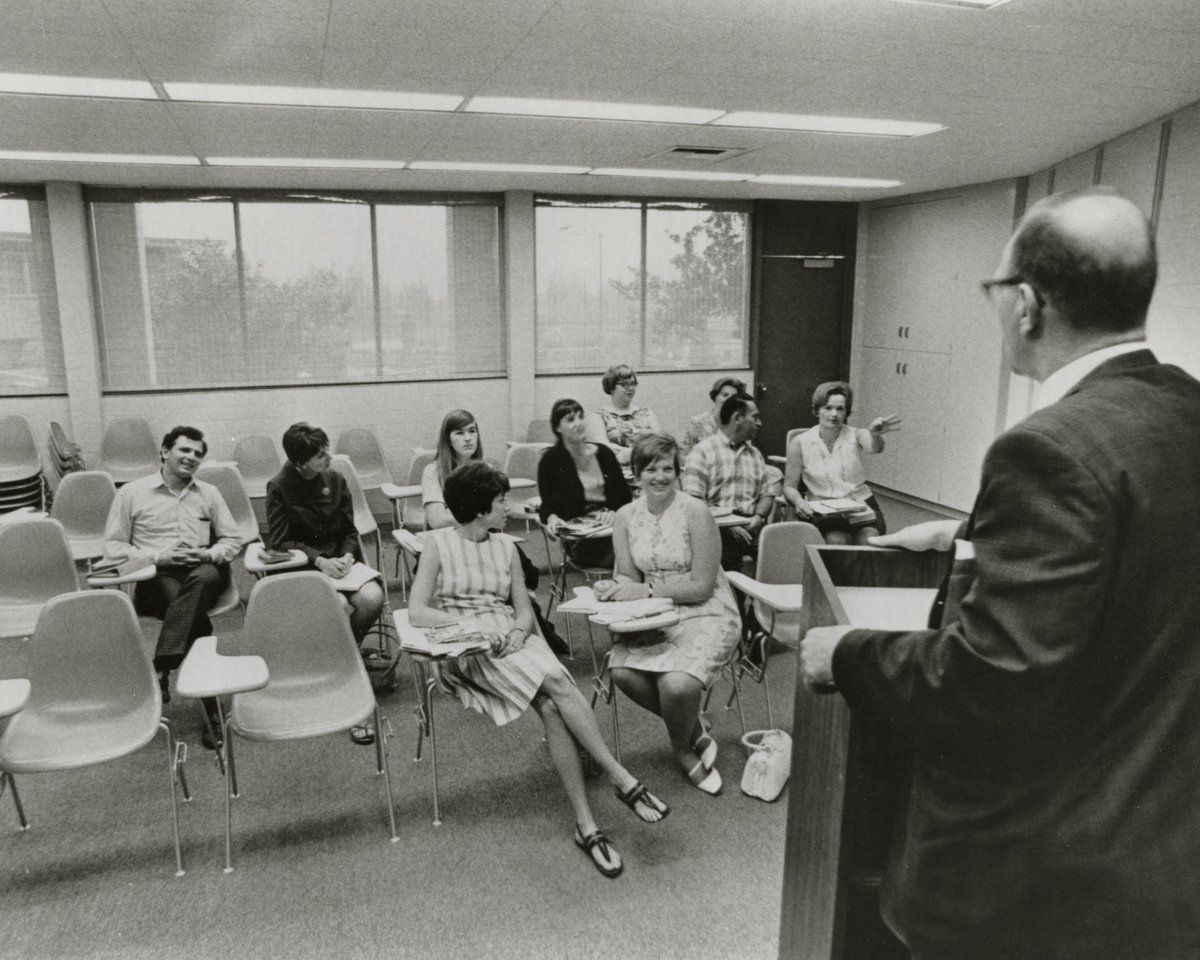 With each new form, finish, and configuration, the Eames Shell Chair popped-up in not only personal spaces like living and dining rooms but professional spaces as well—like classrooms! Were you lucky enough to sit in a Shell Chair at school? #tbt bddy.me/2XcNtfs