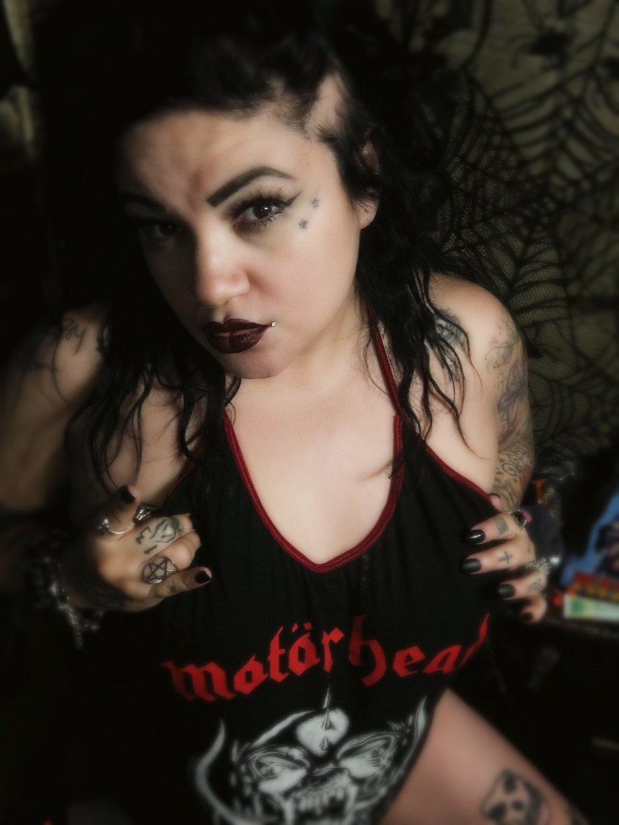 BatsLuna's tweet photo. "Finger licking good!"🤘🏻#metalchicks #motorhead #fingerlickinggood #eattherich #snaggletooth #motorheadforlife https://t.co/cRPO8slPKb