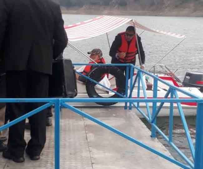 पुलवामा हमले के वक्त शहीदों के अपमान का जो उदाहरण मोदी ने पेश किया ऐसा पूरी दुनिया में नहीं दिखता। जब देश शहीदों के शवों के टुकड़े चुन रहा था, तब मोदी जी जिम कॉर्बेट पार्क में डिस्कवरी चैनल के साथ अपनी फिल्म की शूटिंग कर रहे थे और चाय-नाश्ता कर रहे थे। #ModiFailsNationalSecurity