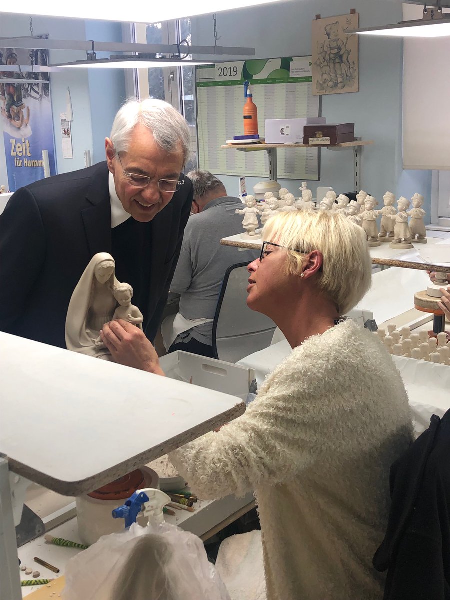 Besuch bei der Hummel Manufaktur in Rödental, Erzbistum Bamberg. Mit großer Geduld und künstlerischem Geschick stellen die Mitarbeiterinnen die Hummelfiguren her und bemalen Sie. Große Anerkennung und viel Erfolg.