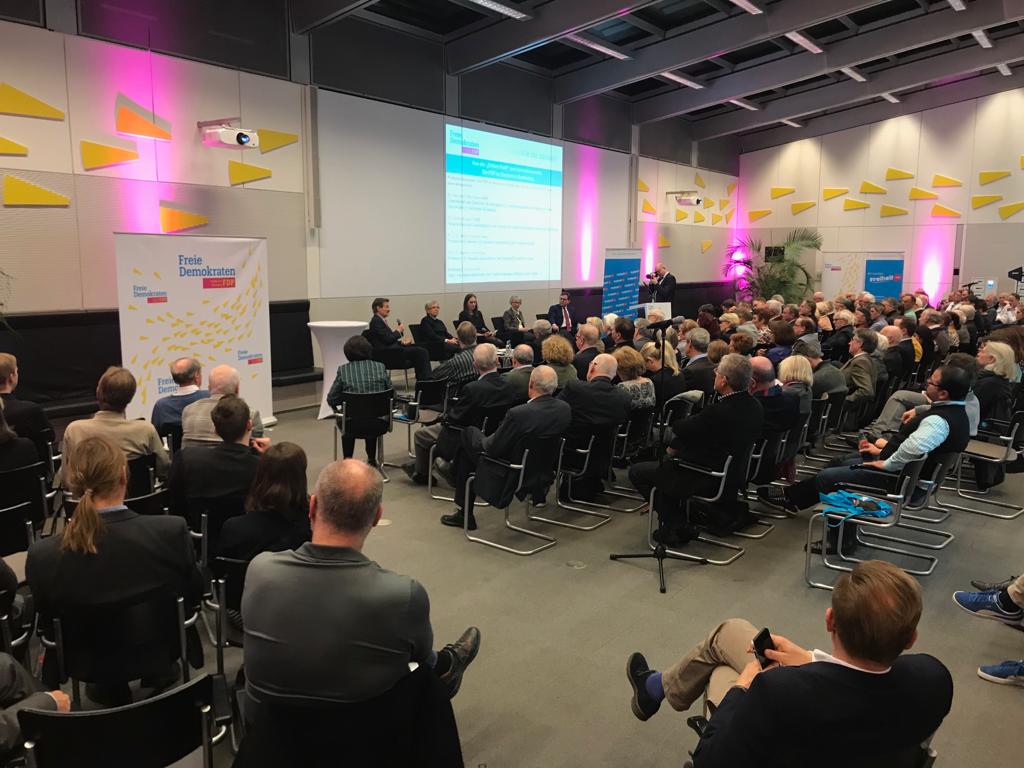 Live aus dem #Bundestag: Hochkarätiges Podium diskutiert auf gemeinsamer Veranstaltung von @fdpbt & @FNFreiheit die Entwicklung der FDP seit der frühen Bundesrepublik bis zur Gegenwart. Ist der traditionellen 'Dritten Kraft' der Wandel zum #Innovationsmotor gelungen? Quo vadis?