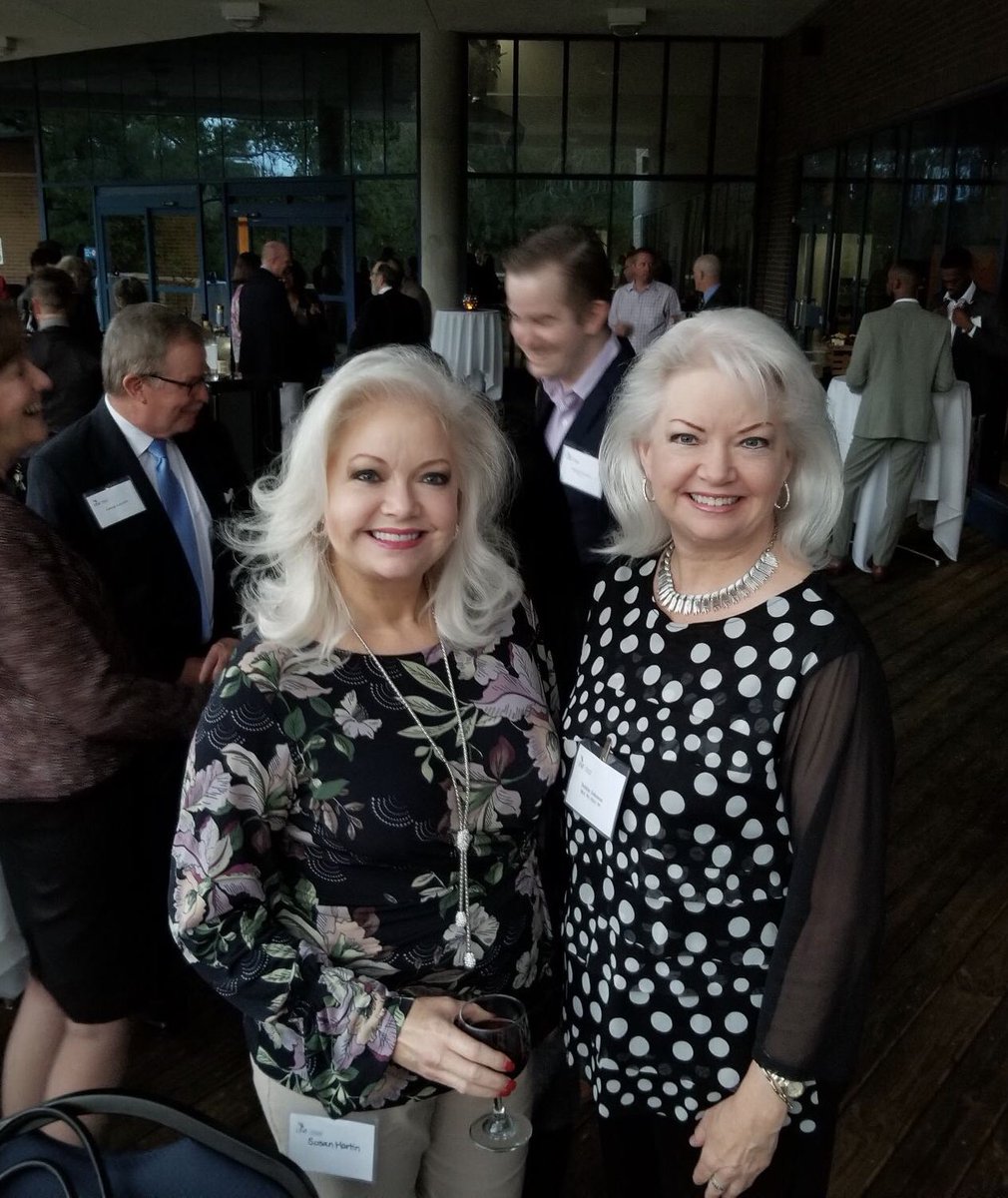 So excited to be attending my first UNF Alumni Recognition dinner with <a href="/DebbieJohnson87/">Debbie Johnson</a>!!