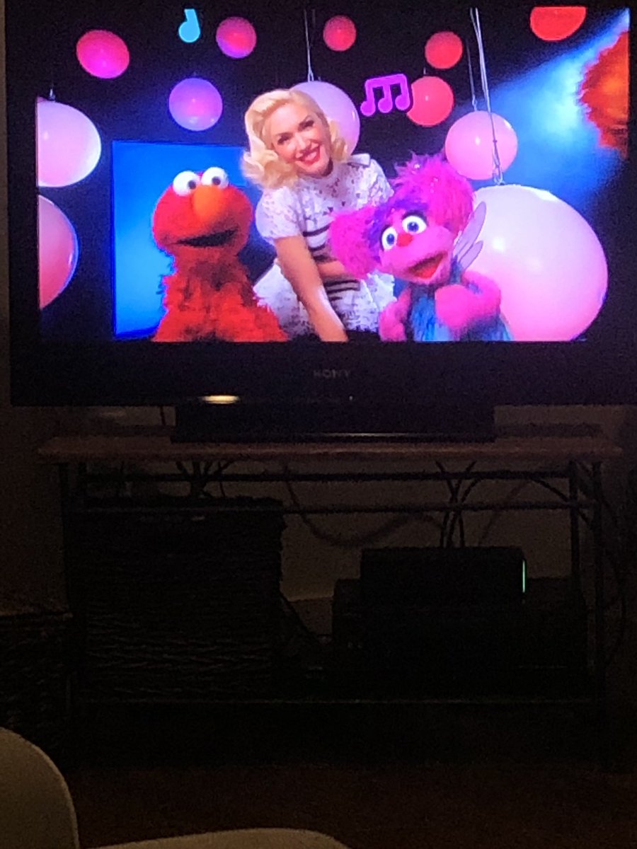 SkiVTSturk's tweet photo. When your babysitting and watching @sesamestreet and your girl @gwenstefani is on!!!! @elmo #exciting #itsthelittlethings https://t.co/vqhNf70czB