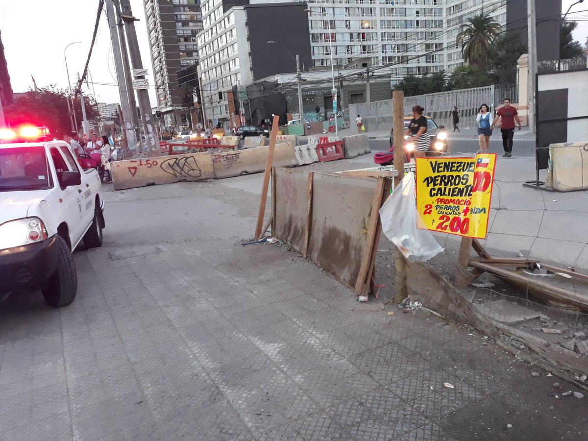 Retirando carros ilícitos de comidas frontis Mall <a href="/Duranbaronti/">Gonzalo Durán</a> <a href="/Muni_Indep/">Municipalidad de Independencia</a> por una comuna limpia.