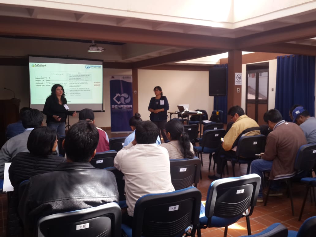 AmbienteyAgua's tweet photo. #LoÚltimo | Ejecutores del Programa MI AGUA V de la cartera de proyectos del departamento de #Chuquisaca fueron capacitados en las temáticas de gestión de riesgos y resiliencia climática, la actividad fue impulsada por #SENASBA, entidad dependiente de @AmbienteyAgua https://t.co/kPLkTLYZpt
