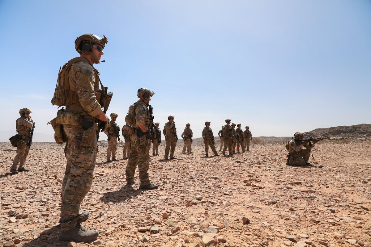 tacticalporn's tweet photo. US Army Green Berets assigned to 3rd SFG and Spanish Army SOF members during exercise #Flintlock19 in Atar, Mauritania.
#USArmy #ODA #SpecialForces #SF #SFG #SOCOM #USASOC #MCOE #SpanishSOF #MOE @EjercitoTierra https://t.co/YdAGP2CQdM