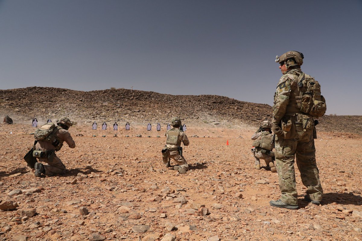 tacticalporn's tweet photo. US Army Green Berets assigned to 3rd SFG and Spanish Army SOF members during exercise #Flintlock19 in Atar, Mauritania.
#USArmy #ODA #SpecialForces #SF #SFG #SOCOM #USASOC #MCOE #SpanishSOF #MOE @EjercitoTierra https://t.co/YdAGP2CQdM