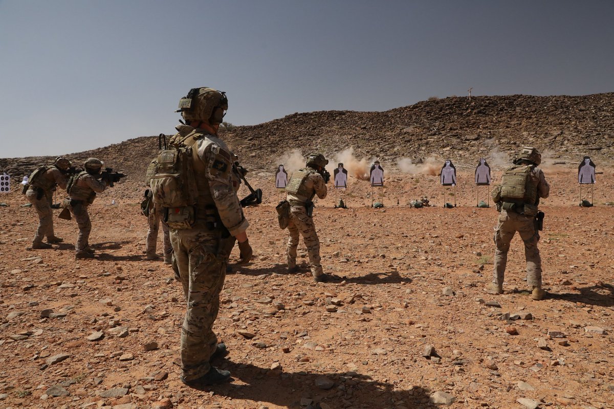 tacticalporn's tweet photo. US Army Green Berets assigned to 3rd SFG and Spanish Army SOF members during exercise #Flintlock19 in Atar, Mauritania.
#USArmy #ODA #SpecialForces #SF #SFG #SOCOM #USASOC #MCOE #SpanishSOF #MOE @EjercitoTierra https://t.co/YdAGP2CQdM